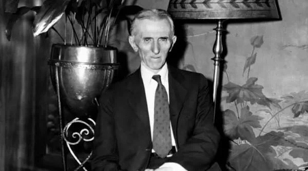 Ο ηλικιωμένος Nikola Tesla με σκούρο κοστούμι