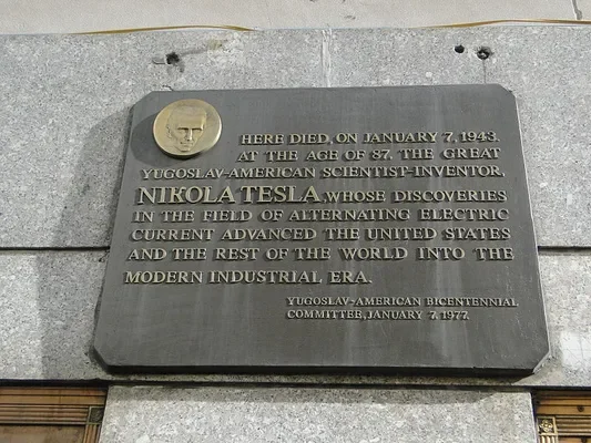 Αναμνηστική πλάκα για τον Nikola Tesla στον τοίχο του ξενοδοχείου New Yorker