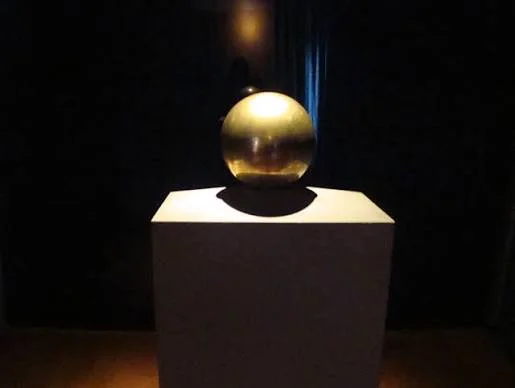 Η σφαιρική λάρνακα με τη τέφρα του Nikola Tesla πάνω σε πέτρινο βάθρο