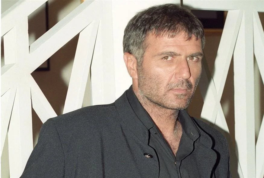 Πορτρέτο του Νίκου Σεργιανόπουλου με σοβαρό βλέμμα