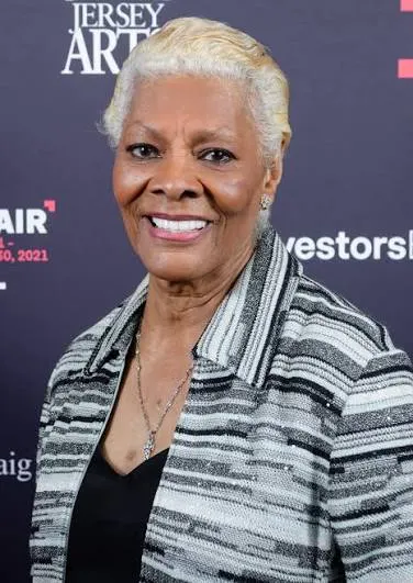 Η τραγουδίστρια Dionne Warwick, ξαδέλφη της Γουίτνεϊ Χιούστον