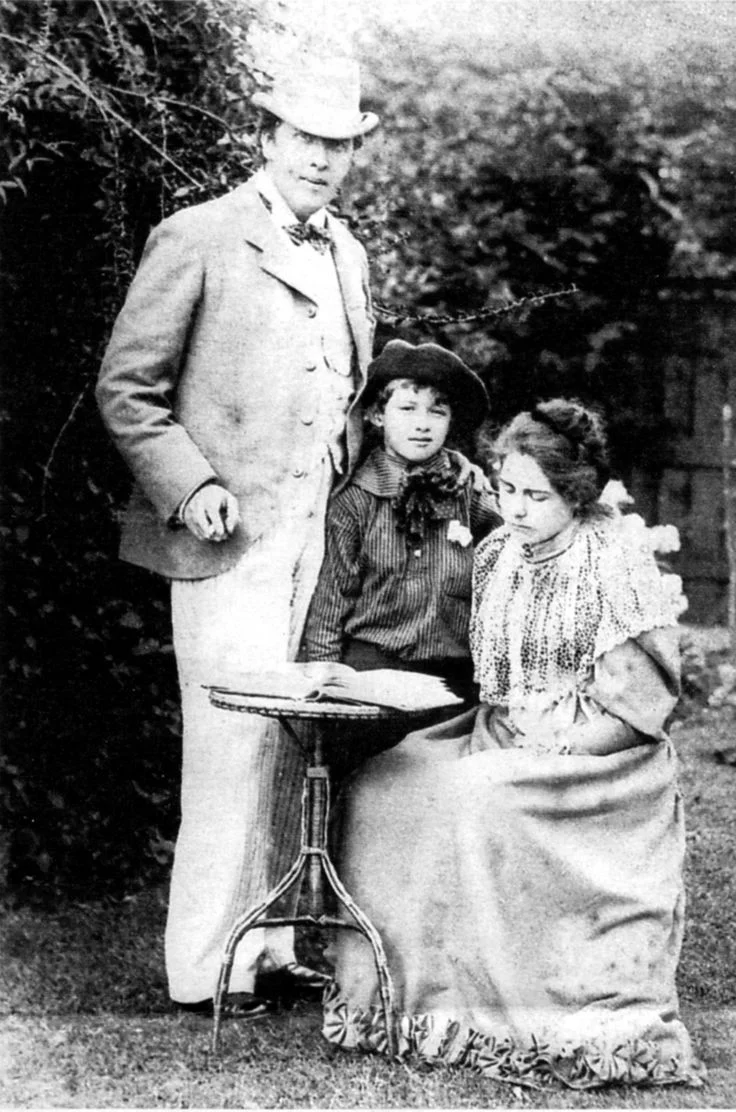 Ο Oscar Wilde με την Constance και τον γιο τους Cyril