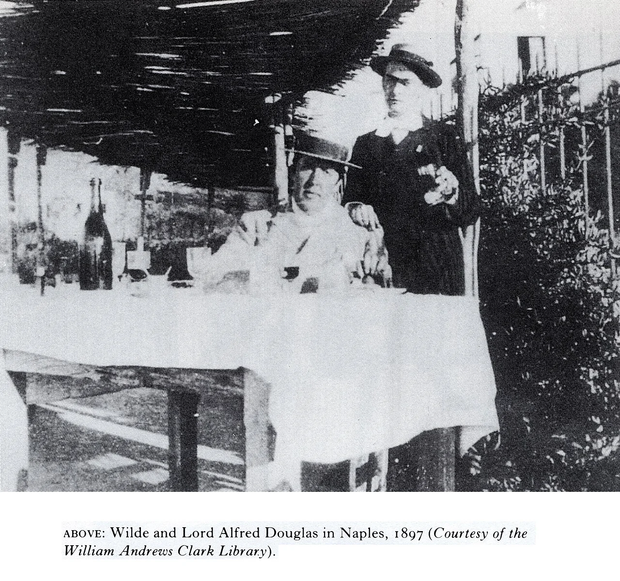 Ο Oscar Wilde καθισμένος και ο Alfred Douglas όρθιος στη Νάπολη