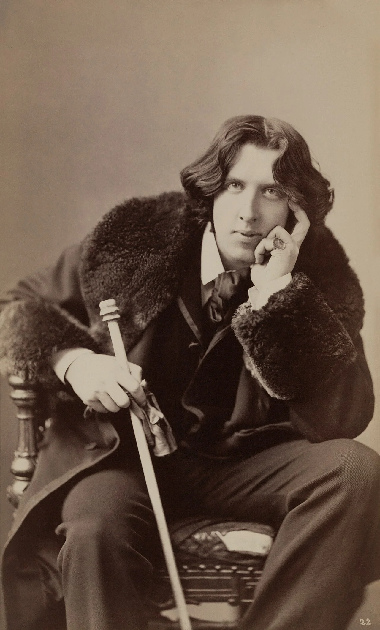 Ο Oscar Wilde καθισμένος σε πορτρέτο του Napoleon Sarony, το 1882