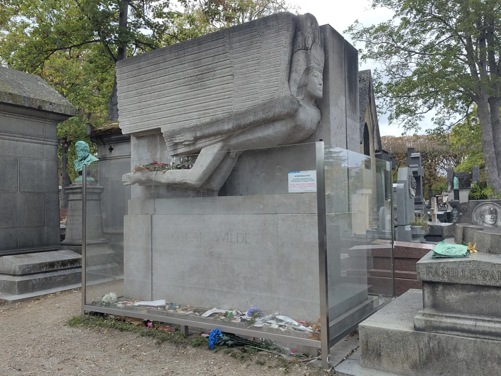 Το ταφικό μνημείο του Oscar Wilde στο κοιμητήριο Περ-Λασέζ του Παρισιού