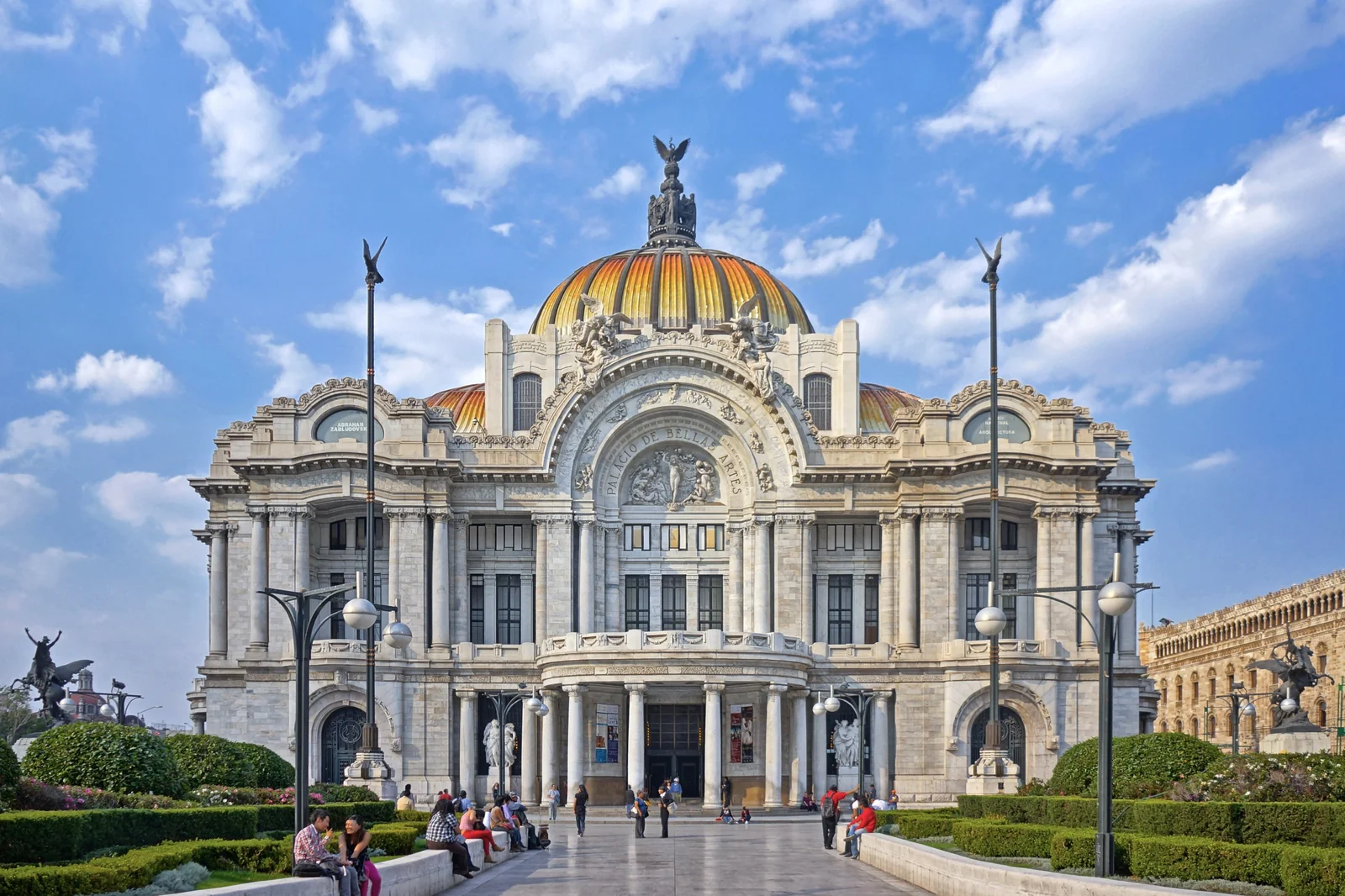 Η πρόσοψη του Palacio de Bellas Artes με τον χρυσό και πορτοκαλί τρούλο και τον λευκό μαρμάρινο διάκοσμο, στην Πόλη του Μεξικού