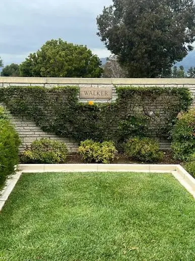 Ο τάφος του Πολ Γουόκερ στο Forest Lawn Memorial Park του Hollywood Hills