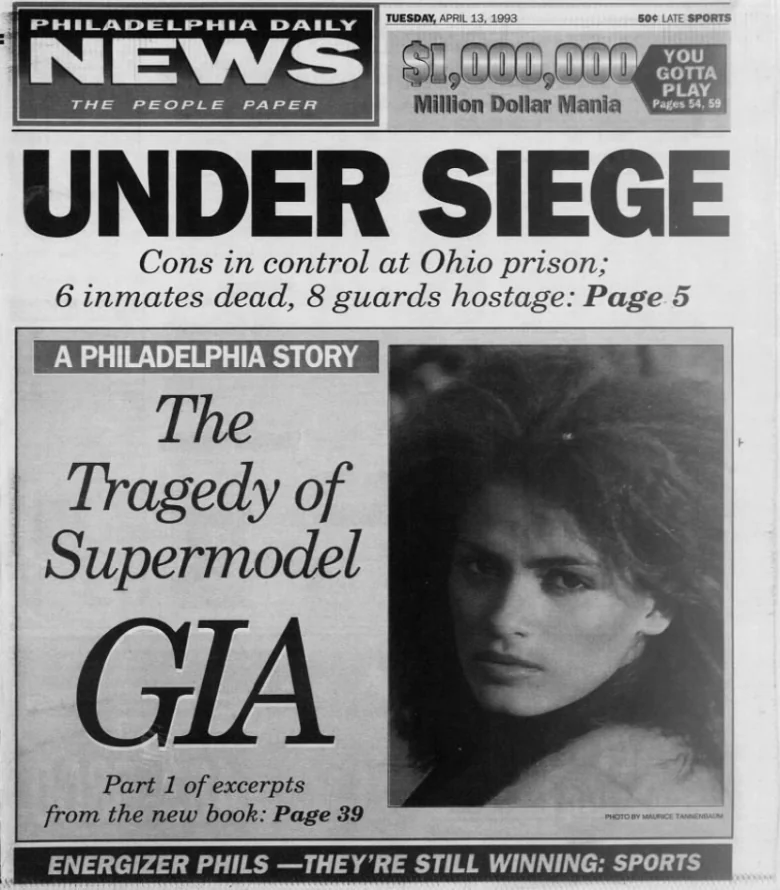 Πρωτοσέλιδο της Philadelphia Daily News της Τρίτης 13 Απριλίου 1993, με τον τίτλο The Tragedy of Supermodel Gia και φωτογραφία προσώπου γυναίκας με σκούρα φουσκωτά μαλλιά