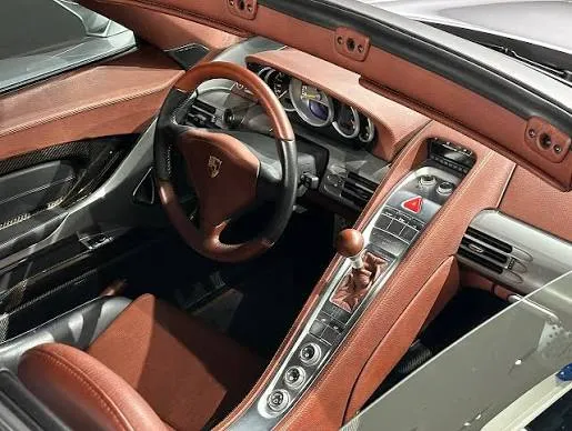 Η καμπίνα ενός Porsche Carrera GT με το τιμόνι και τον πίνακα οργάνων