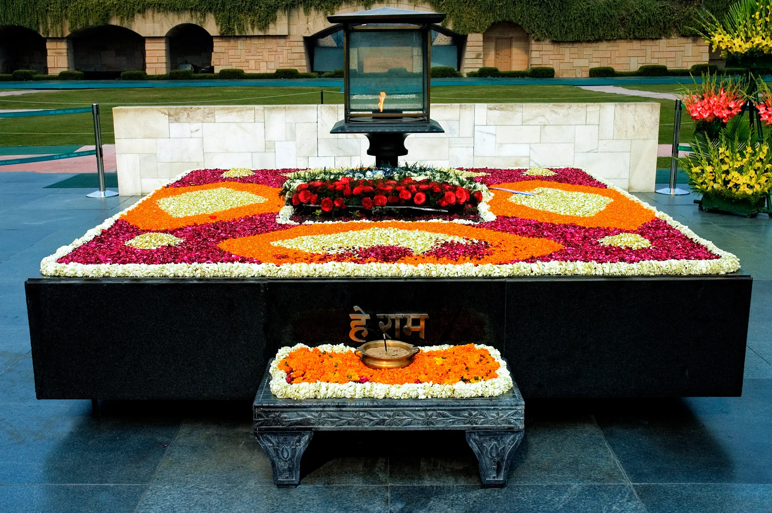 Το μαύρο μαρμάρινο μνημείο του Γκάντι στο Raj Ghat με την αιώνια φλόγα