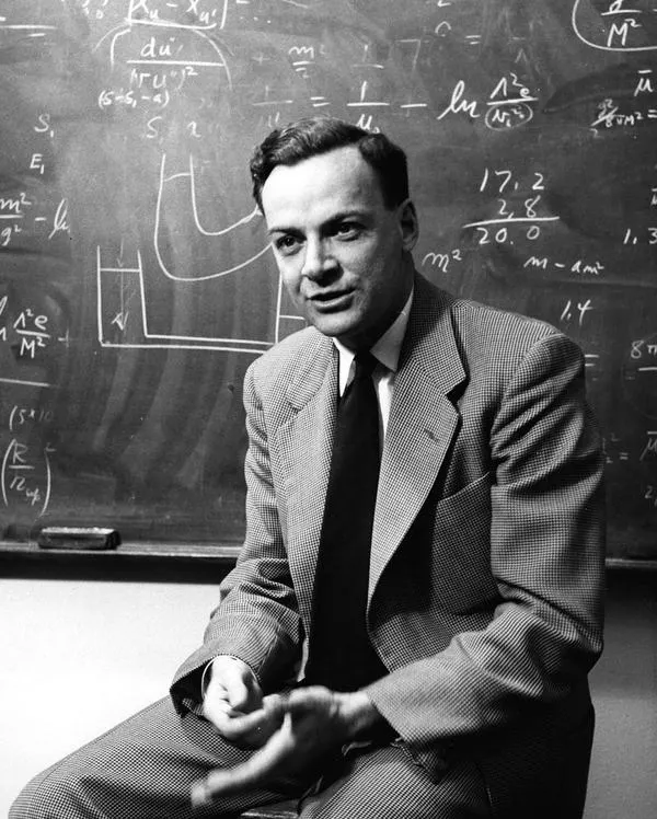Ο Richard Feynman διδάσκει μπροστά σε πίνακα στο Caltech