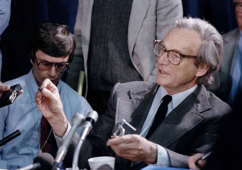Ο Richard Feynman δείχνει στην ακρόαση της επιτροπής του Challenger το O-ring σε ποτήρι με παγωμένο νερό