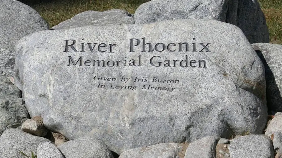 Μνημείο αφιερωμένο στον River Phoenix σε κήπο