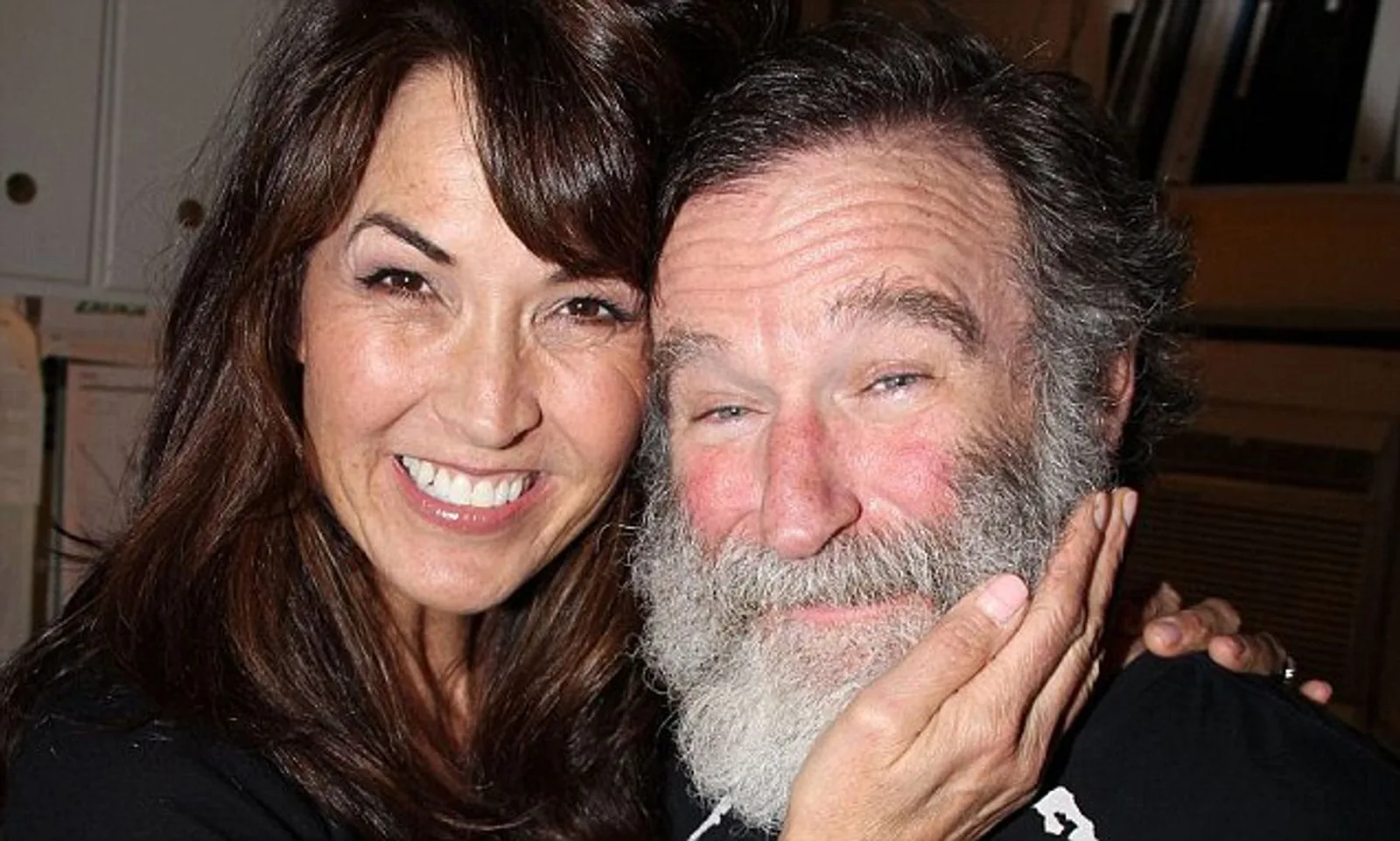 Ο Robin Williams με γκρίζα γενειάδα, αγκαλιά με τη σύζυγό του Susan Schneider Williams