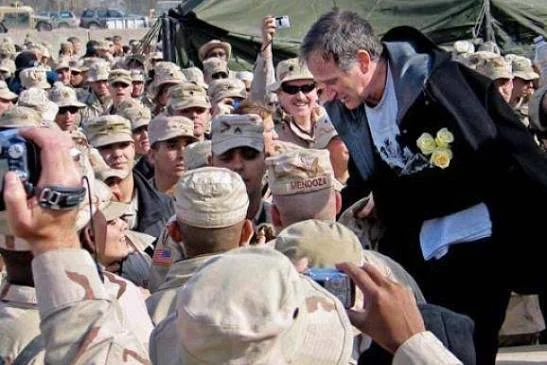 Ο Robin Williams με Αμερικανούς στρατιώτες σε περιοδεία του USO
