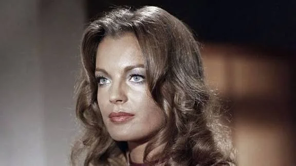 Έγχρωμο πορτρέτο της Romy Schneider με γαλάζια μάτια