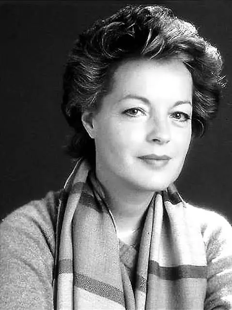 Η Romy Schneider χαμογελά, με κασκόλ