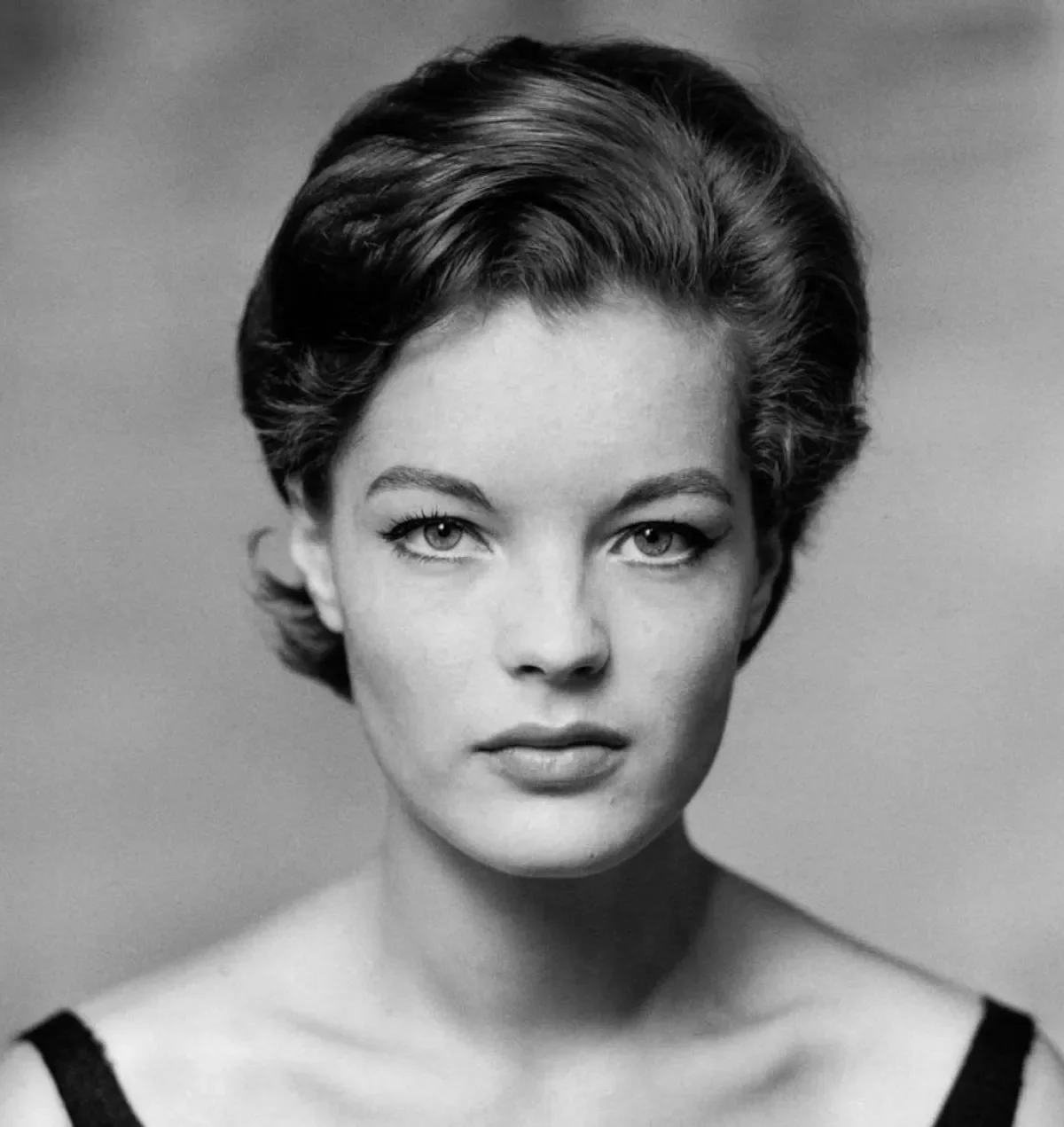 Η Romy Schneider με κοντά μαλλιά και έντονο βλέμμα