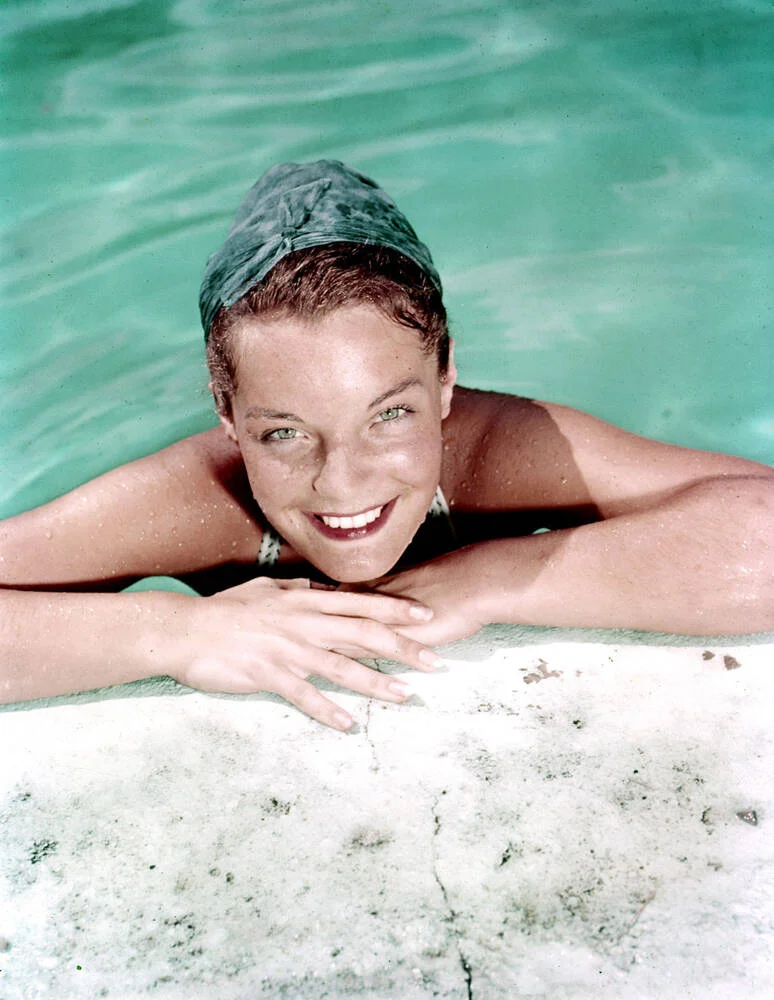 Η Romy Schneider δίπλα σε πισίνα, σε στιγμιότυπο που παραπέμπει στο La Piscine