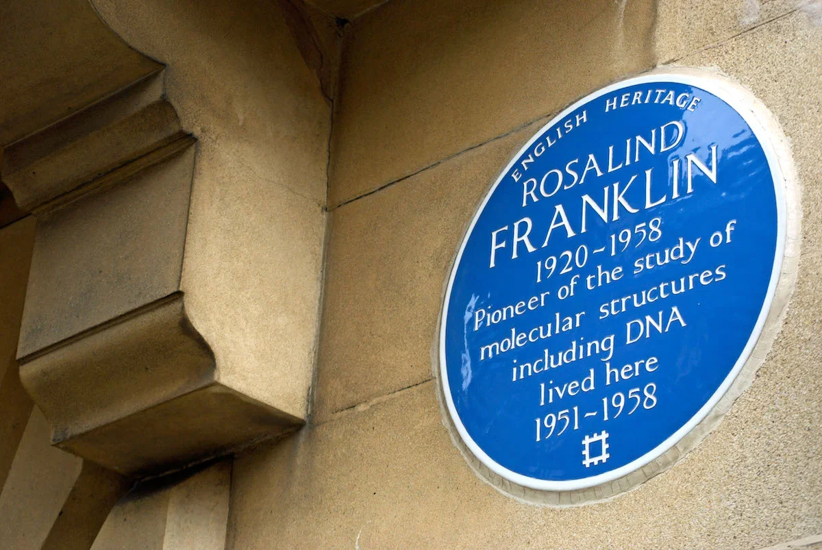 Η γαλάζια πινακίδα της English Heritage για τη Rosalind Franklin στο Drayton Gardens του Λονδίνου