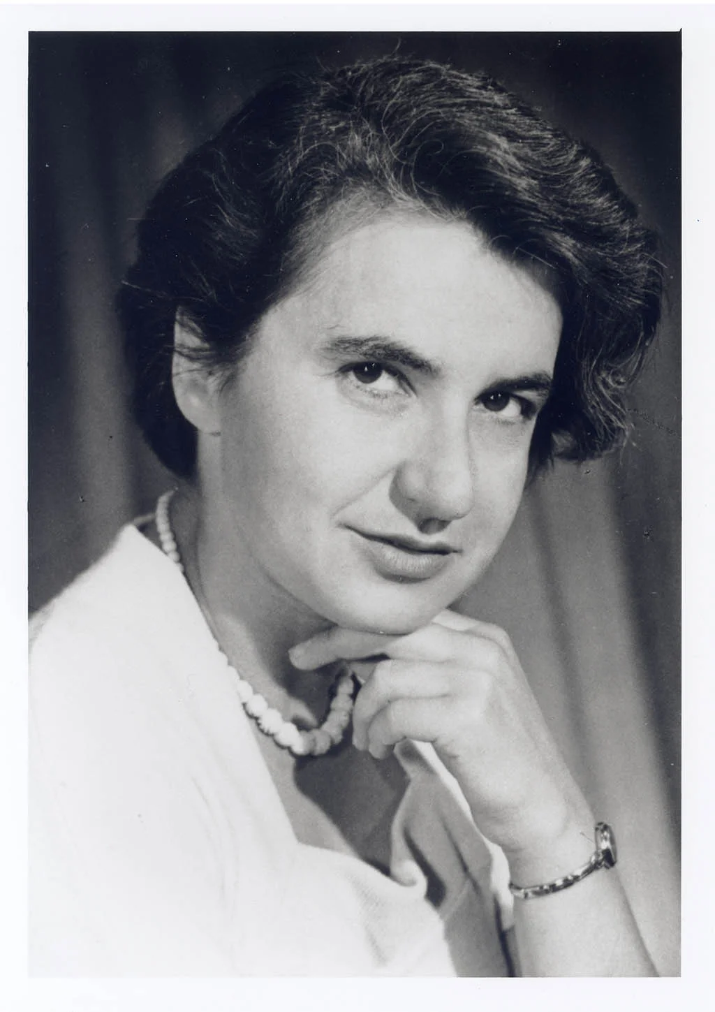 Η Rosalind Franklin, Βρετανίδα κρυσταλλογράφος, σε φωτογραφία πορτρέτου