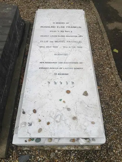 Ο τάφος της Rosalind Franklin στο εβραϊκό νεκροταφείο του Willesden στο Λονδίνο