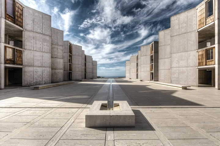 Η κεντρική αυλή του Salk Institute στη La Jolla της Καλιφόρνιας, έργο του Louis Kahn
