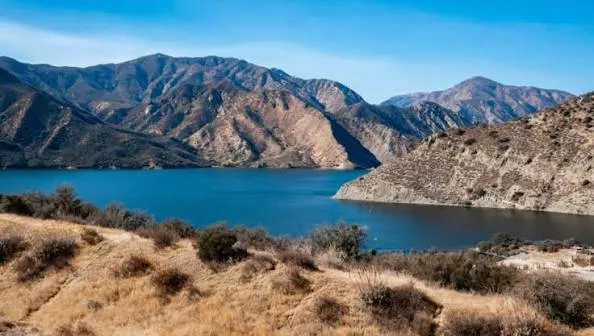 Το φράγμα Santa Felicia, που δημιούργησε τη λίμνη Piru
