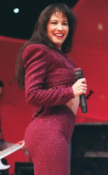 Η Selena τραγουδά επί σκηνής μπροστά σε κοινό