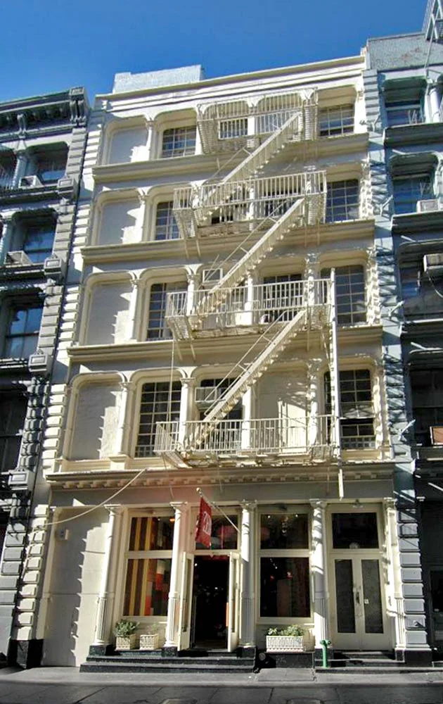 Όψη κτιρίου με μεταλλικά στοιχεία στην οδό Broome Street του SoHo, στο Μανχάταν