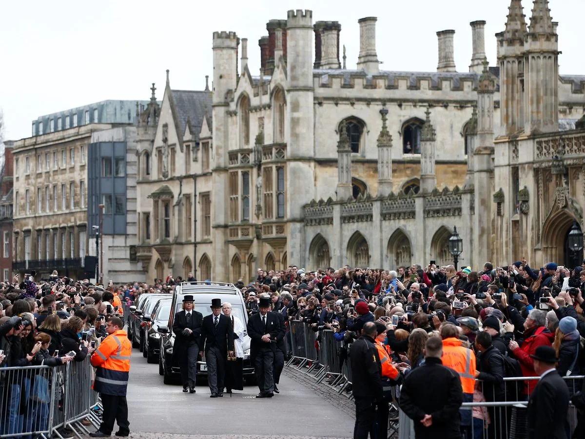 Πλήθος συγκεντρωμένο στο κέντρο του Cambridge κατά τη μεταφορά του φερέτρου του Στίβεν Χόκινγκ.