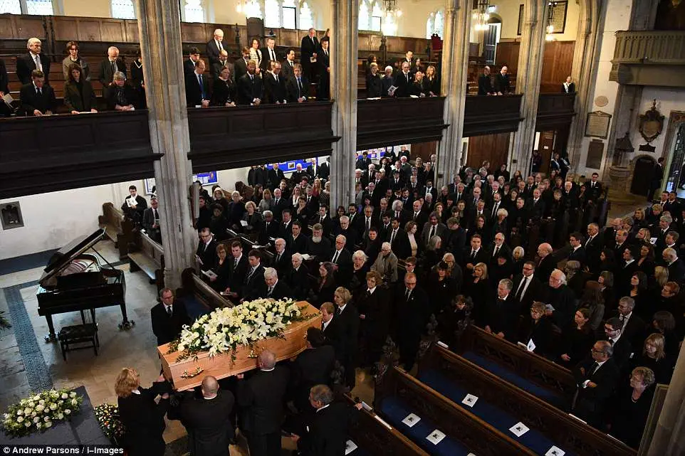 Το εσωτερικό του ναού Great St Mary’s, με το φέρετρο, την οικογένεια και τους παρευρισκομένους στην κηδεία.