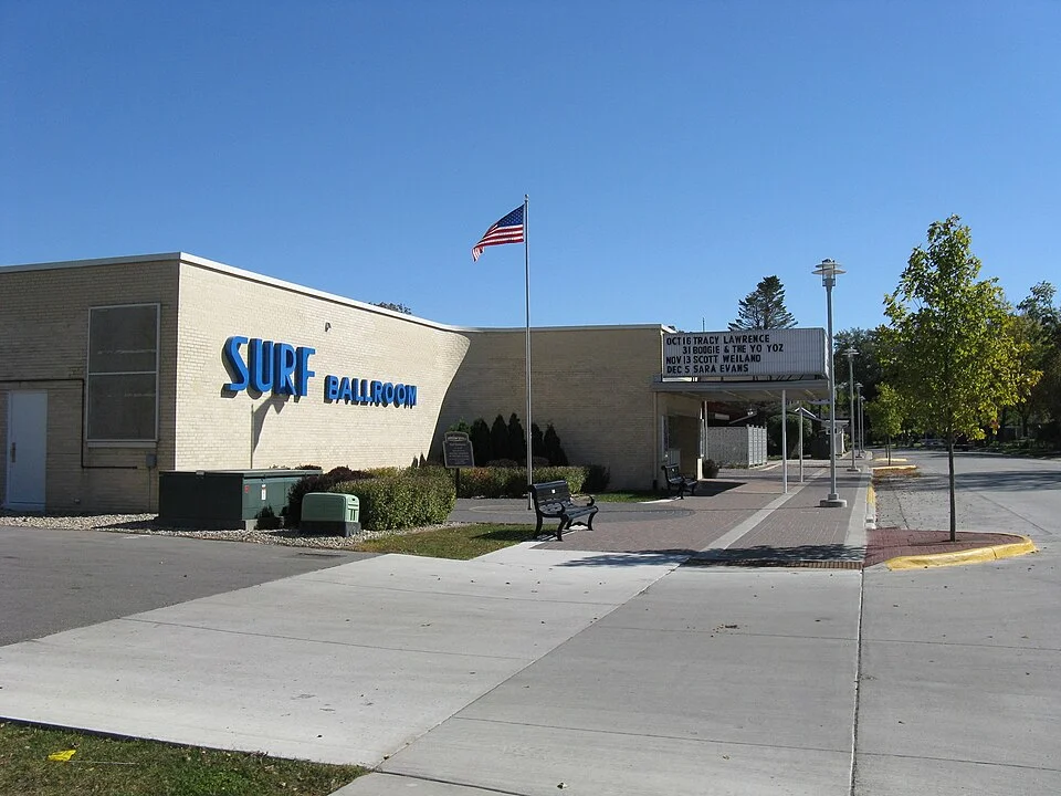 Το κτίριο του Surf Ballroom στο Clear Lake της Αϊόβα, όπου εμφανίστηκαν τελευταία φορά οι τρεις μουσικοί