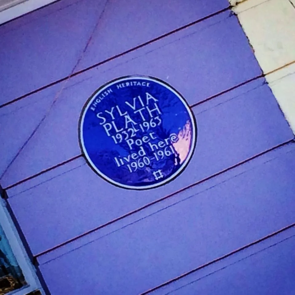Γαλάζια αναμνηστική πλάκα για τη Sylvia Plath στην 3 Chalcot Square.
