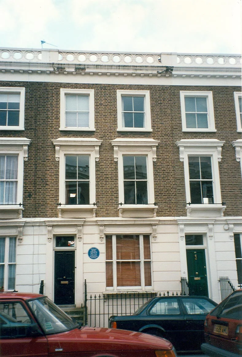 Η πρόσοψη της κατοικίας στη 23 Fitzroy Road στο Λονδίνο.