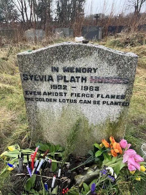 Η επιτύμβια στήλη της Sylvia Plath στο Heptonstall, με λουλούδια και στυλό στη βάση της.