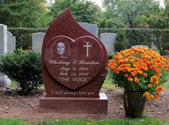 Ο τάφος της Γουίτνεϊ Χιούστον στο Fairview Cemetery του Westfield