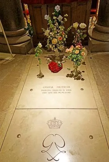 Ο τάφος της Grace Kelly στον καθεδρικό ναό του Μονακό
