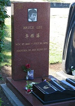 Ο τάφος του Μπρους Λι στο Lake View Cemetery του Σιάτλ