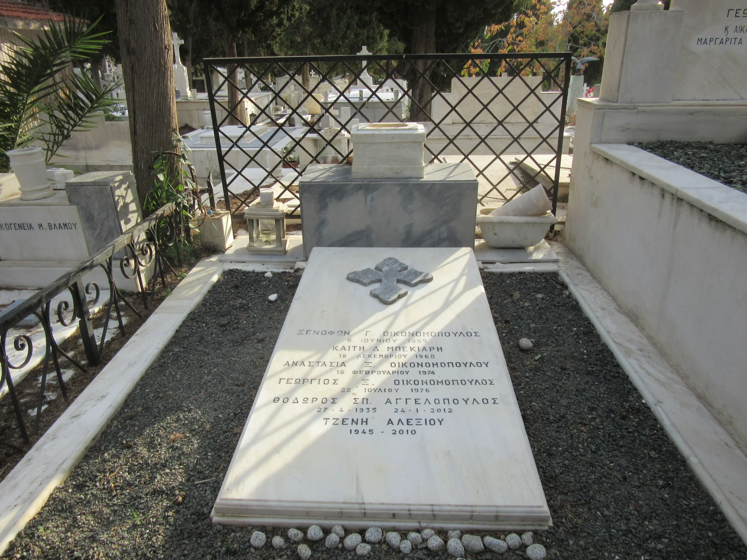 Ο τάφος του σκηνοθέτη Θόδωρου Αγγελόπουλου στο Α΄ Νεκροταφείο Αθηνών