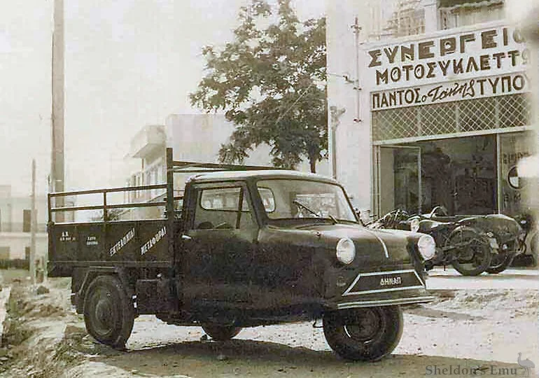 Τρίκυκλο φορτηγάκι με καρότσα, σε ασπρόμαυρη φωτογραφία της δεκαετίας του 1960