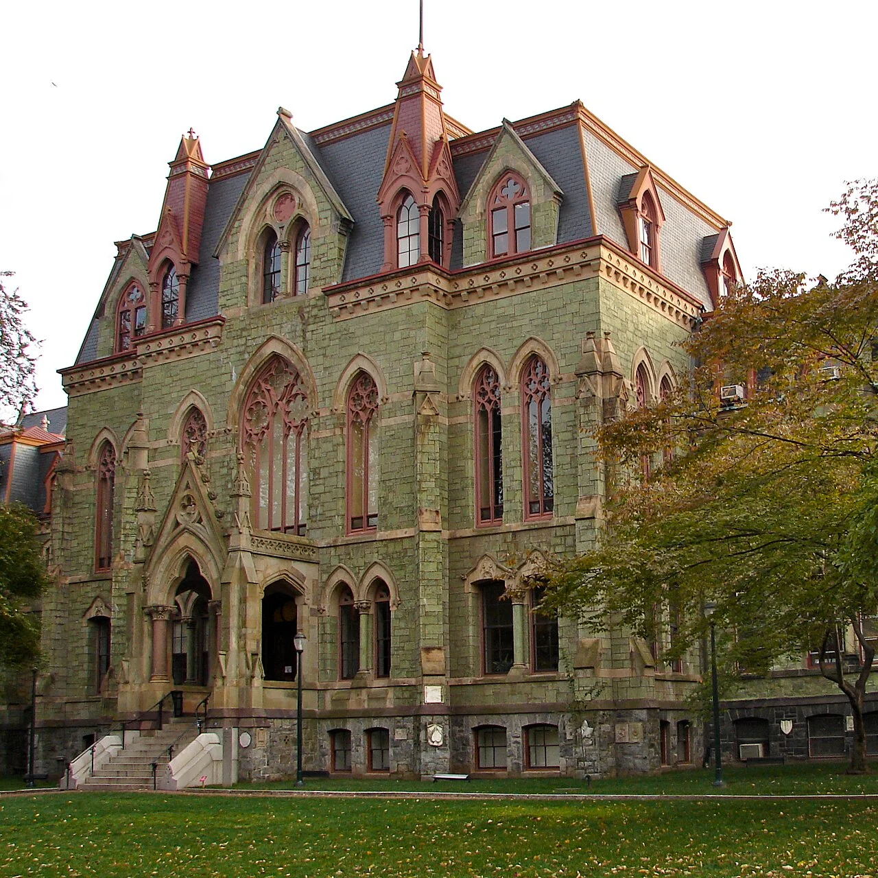 Το κτίριο College Hall του Πανεπιστημίου της Πενσυλβάνιας στη Φιλαδέλφεια, με πράσινη πέτρα, γοτθικά παράθυρα και κεραμιδί διακόσμηση στη σκεπή