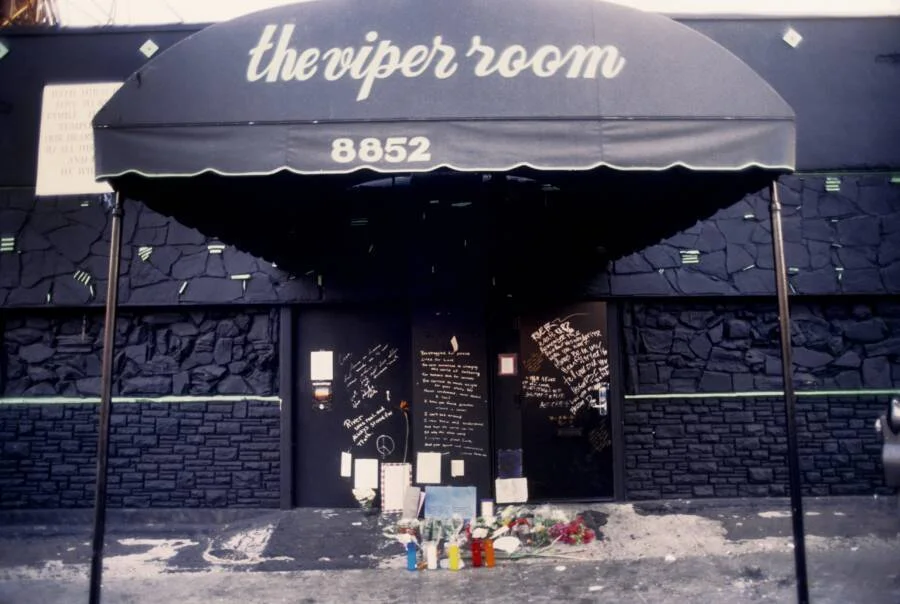 Λουλούδια και κεριά έξω από το Viper Room μετά τον θάνατο του River Phoenix