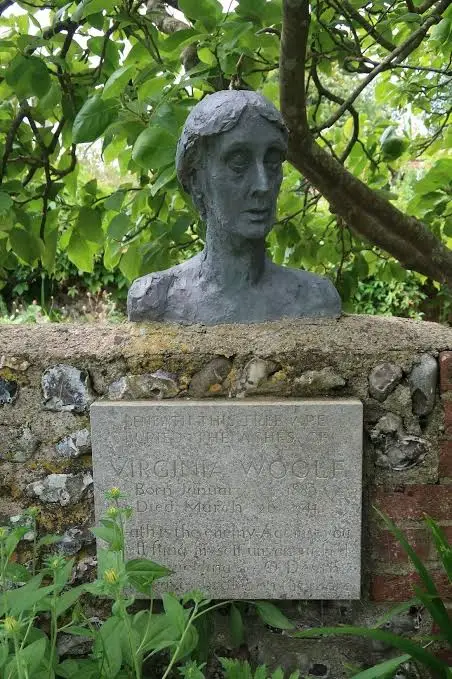 Η προτομά της Virginia Woolf στον κήπο του Monk’s House