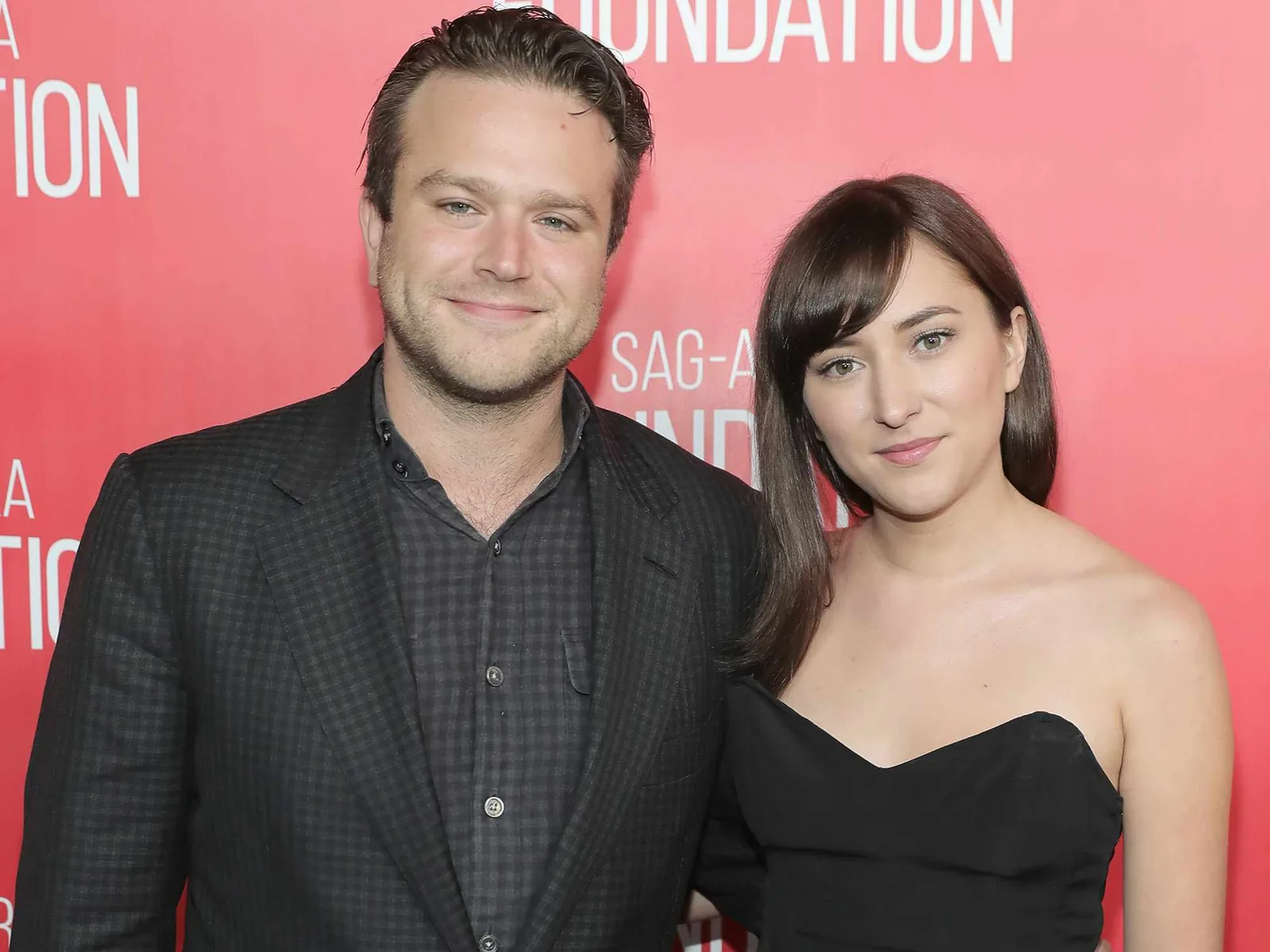 Ο Zak και η Zelda Williams μπροστά σε κόκκινο backdrop του SAG-AFTRA Foundation
