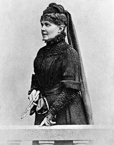 Ασπρόμαυρο πορτρέτο της Elisabeth Förster-Nietzsche με σκούρο ντύσιμο και καπέλο με βέλο