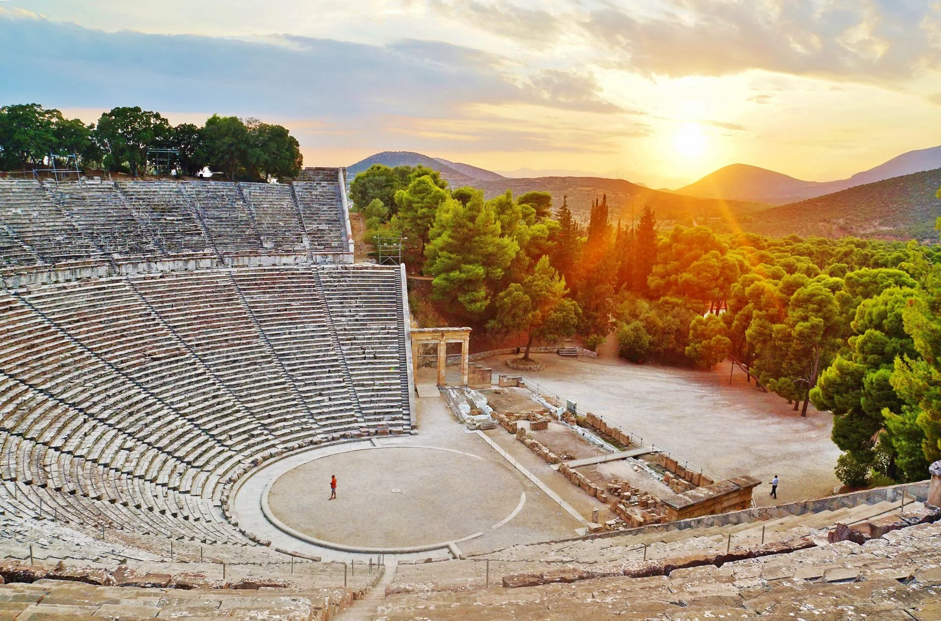 Το Αρχαίο Θέατρο της Επιδαύρου, όπου ο Κάρολος Κουν σκηνοθέτησε την Ορέστεια το 1980 και τις Θεσμοφοριάζουσες το 1985