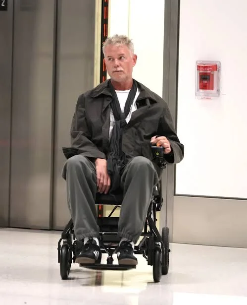 Ο Eric Dane σε αναπηρικό καροτσάκι στο αεροδρόμιο του Λος Άντζελες