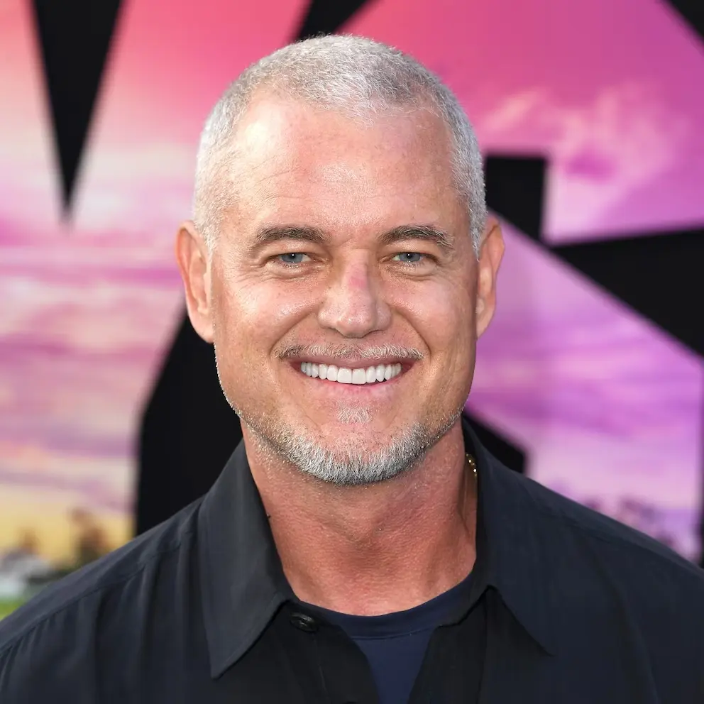 Ο Eric Dane χαμογελά σε πορτρέτο σε εκδήλωση με κόκκινο χαλί