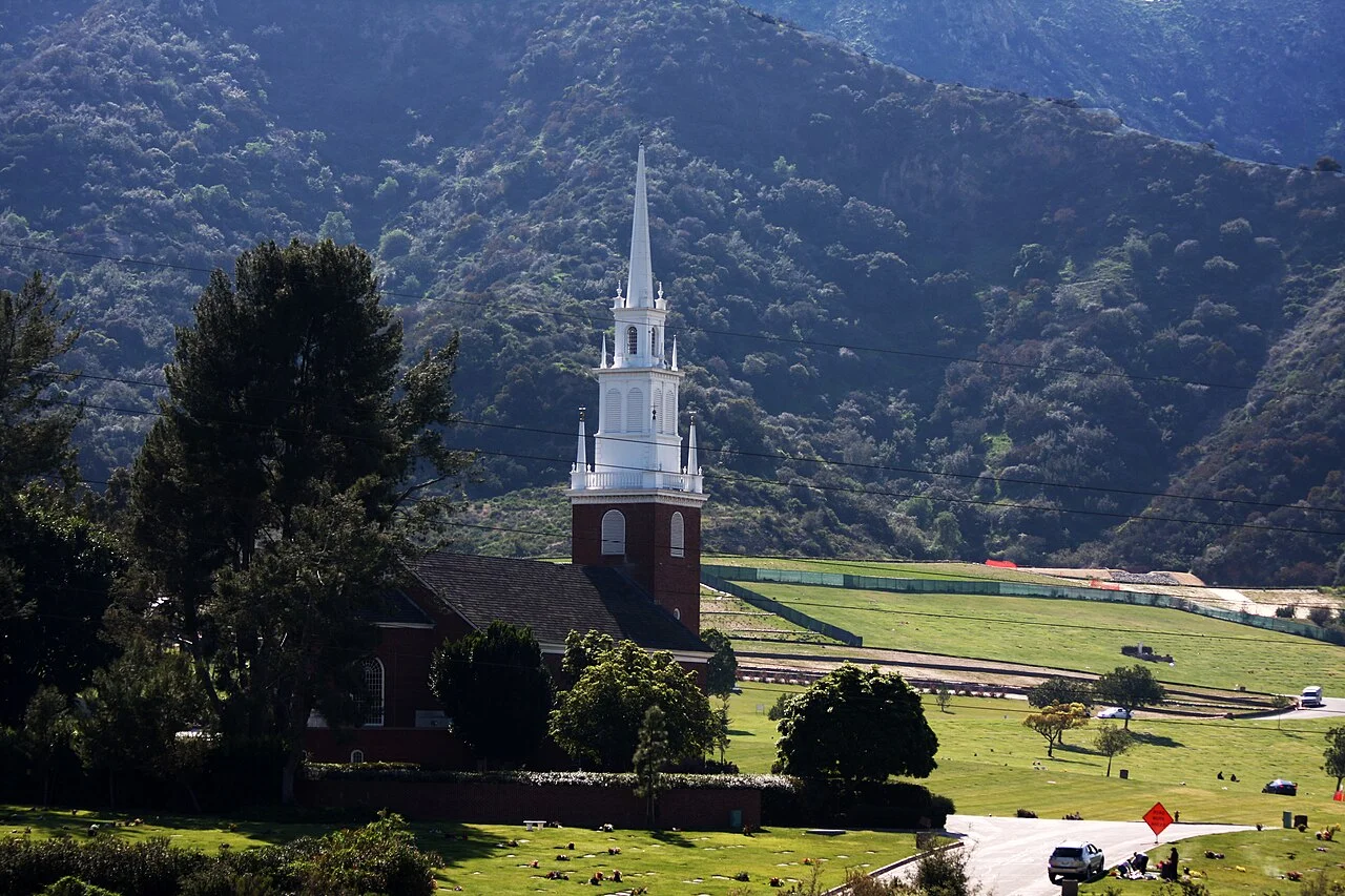 Άποψη του Forest Lawn Hollywood Hills και των λόφων από το Griffith Park